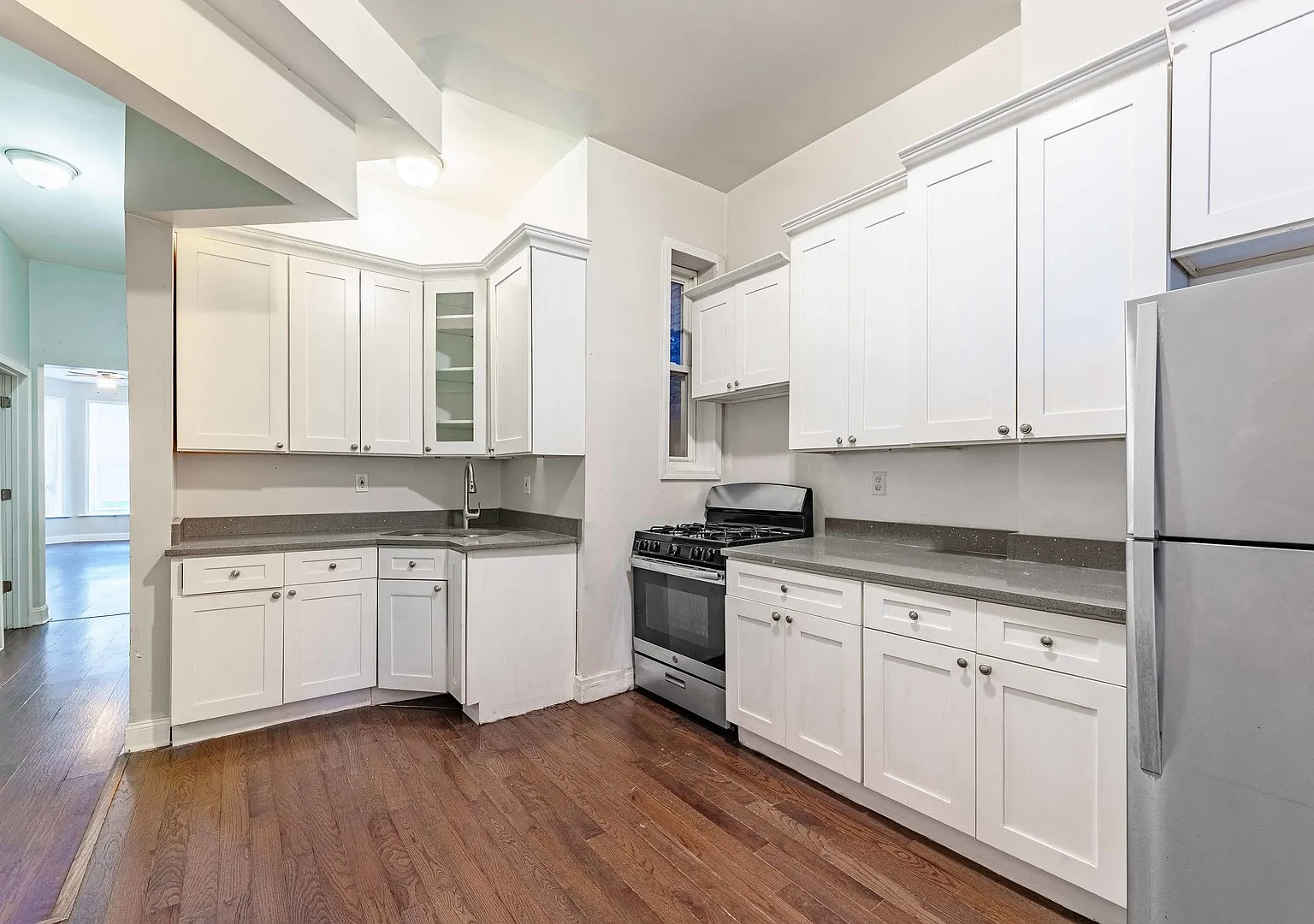 3 bed, 1200 sqft, $1,900 — Photo 4