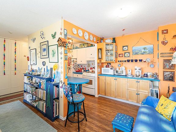 2nd image of 964 Heywood Ave #418