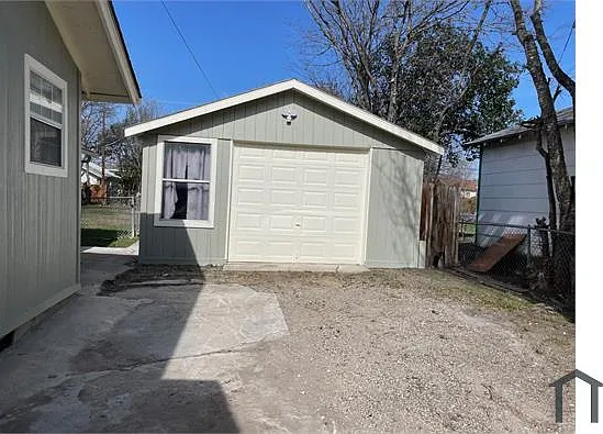 3319 Morales St — Photo 10