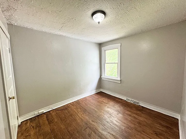 1013 Willow Rd — Photo 6