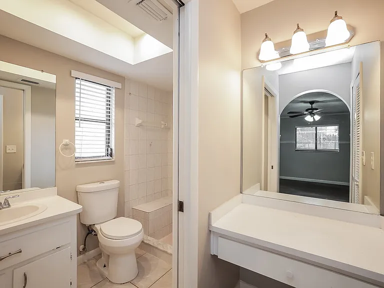 433 SE 13th Pl — Photo 11