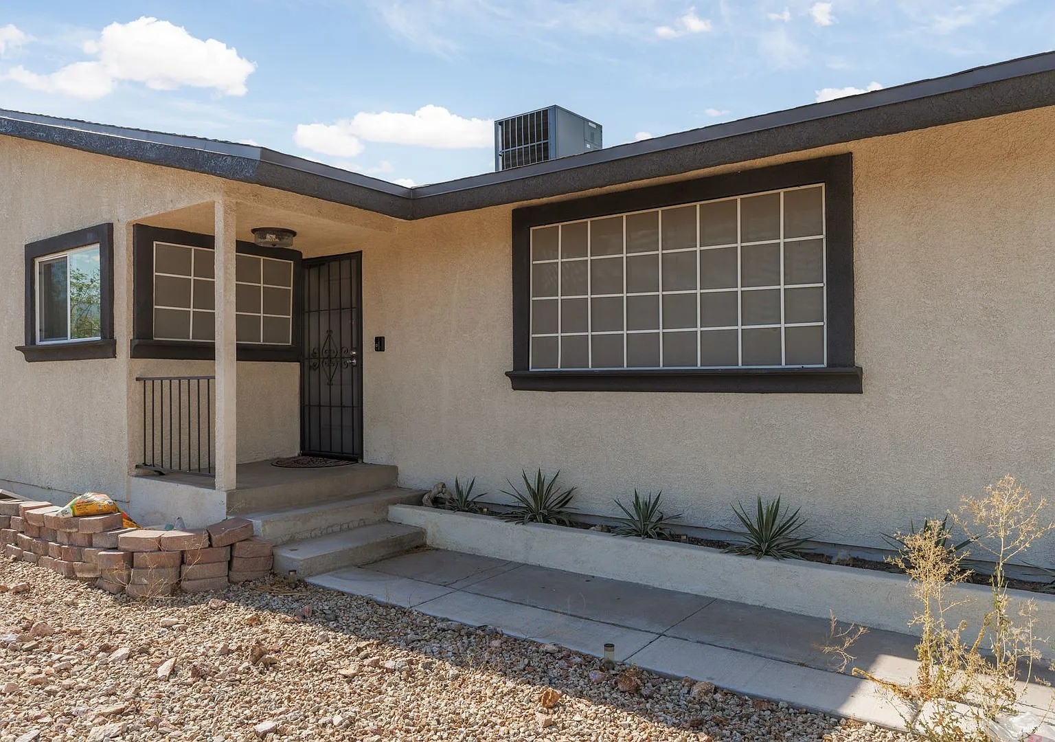 Single story with plenty of parking for toys and no HOA — Photo 4