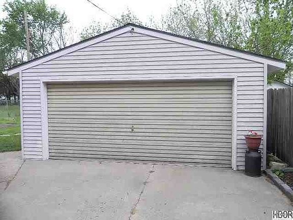 3rd image of 406 E Kansas Ave
