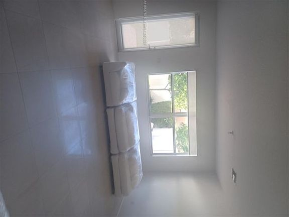 3rd image of 936 NE 191st St