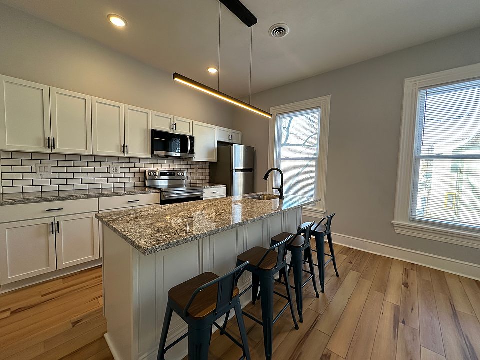 1st image of 403 Oak St APT 4