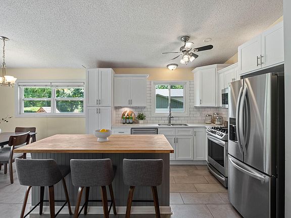 4th image of 3098 Evelyn St