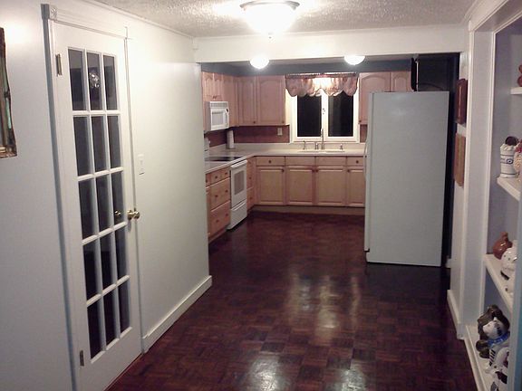 Kitchen w/Pantry