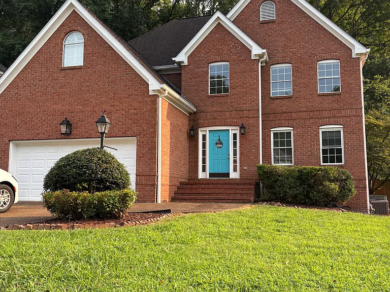722 Creek Dr — Photo 2
