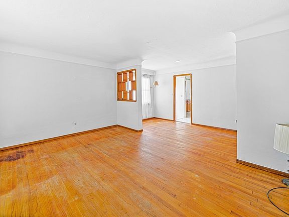 4th image of 431 E 309th St