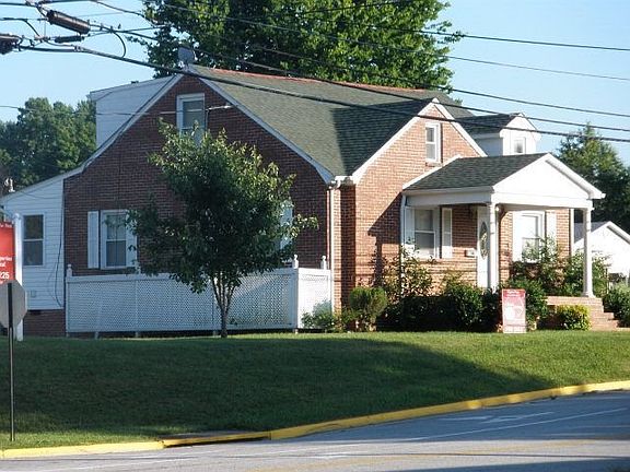 3rd image of 901 E 3rd St