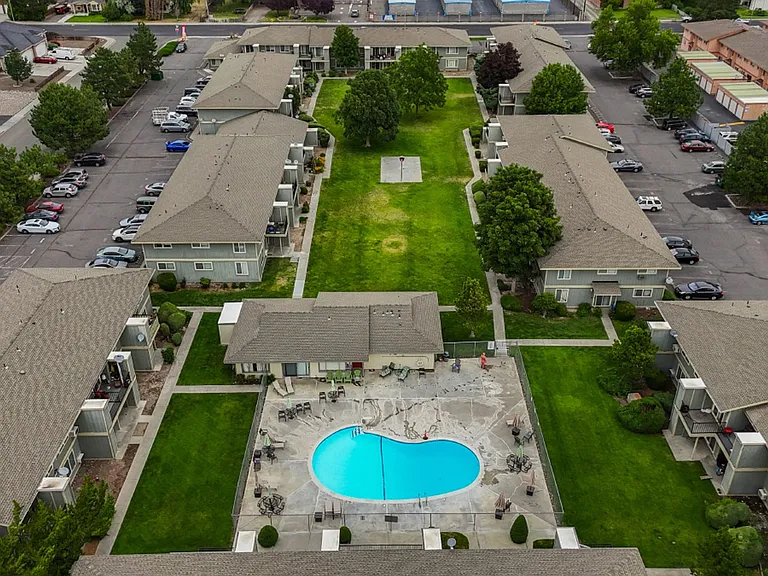 Hood Manor Apartments — Photo 10
