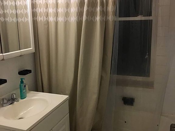 5th image of 841 Clarence Ave #2L