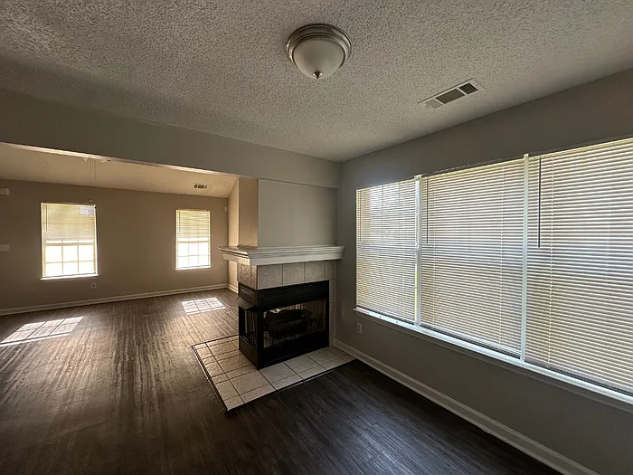 3 bed, 2.5 bath, 1352 sqft, $1,495 — Photo 4