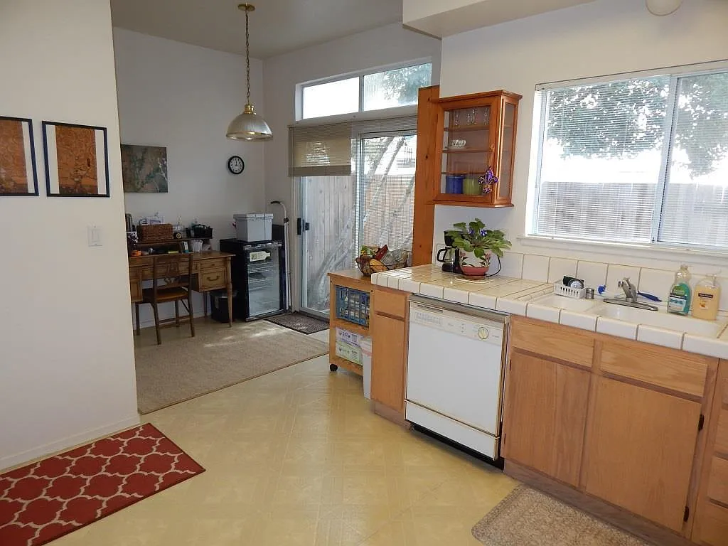 2 bed, 2.5 bath, $2,300 — Photo 4