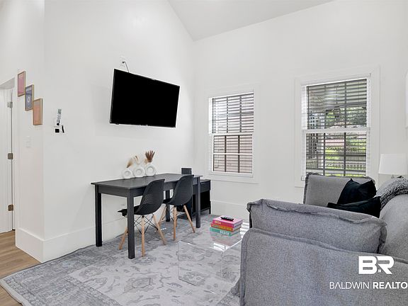 4th image of 1010 Caroline Ave