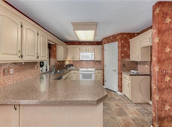 4th image of 325 SE Alexandria Dr