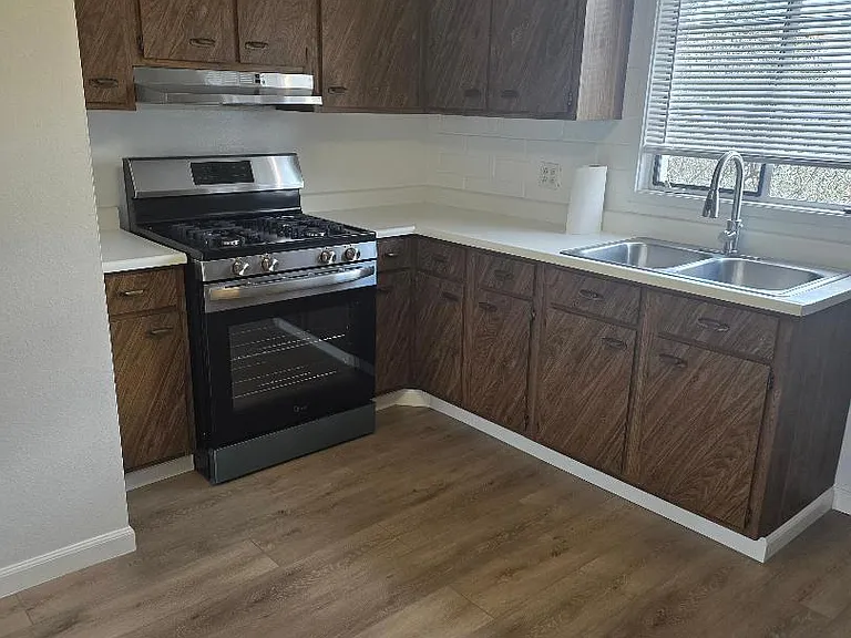408 S Paseo Quinta #B — Photo 5