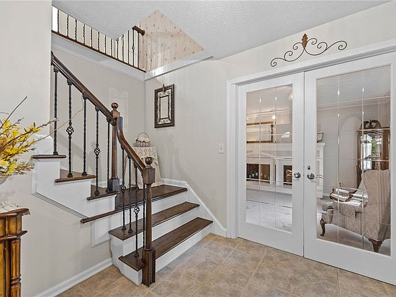 4th image of 4 Woodbriar Ln