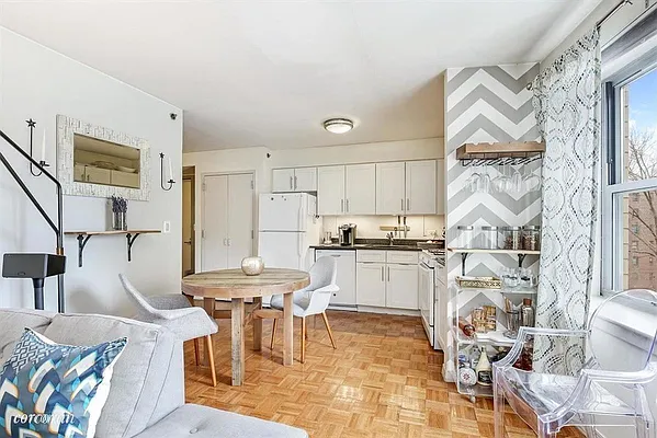 Rented by Red Apple Group | media 12