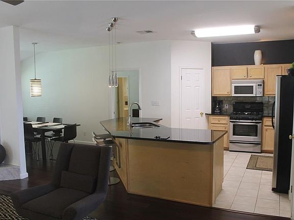 4th image of 2106 Surrey Dr