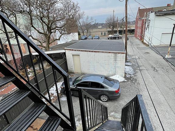 Garage & parking spaces