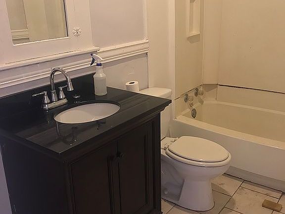 1st Floor Bathroom 