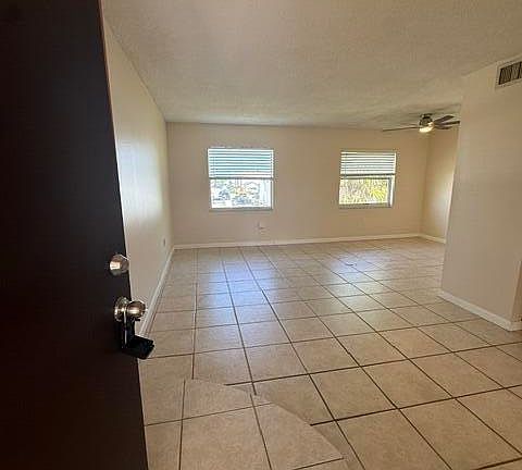 2nd image of 837 Hickory St #4