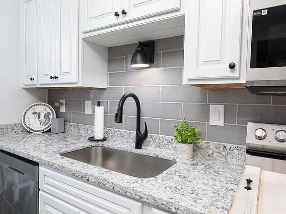 5th image of 7 Acorn Ln NE