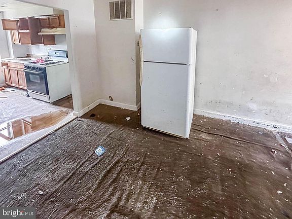 3rd image of 2114 Vine St