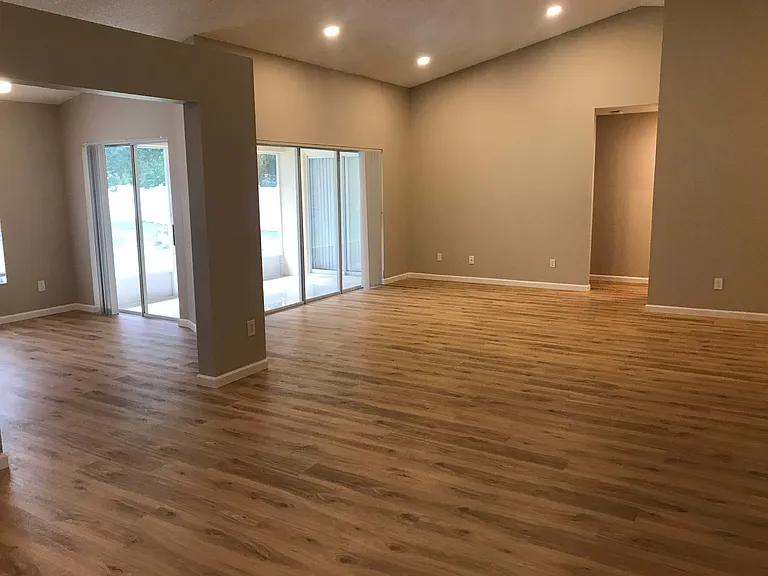 760 Riviera Dr NE — Photo 2
