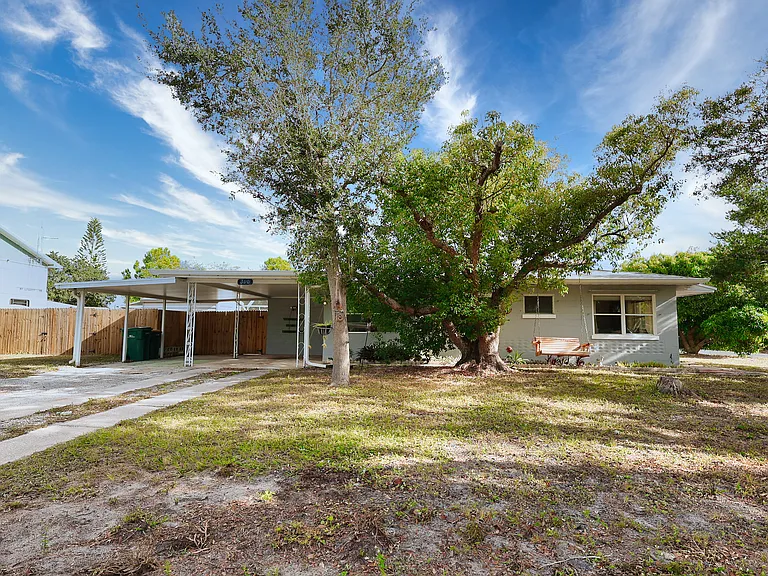 300 Tulip Ln — Photo 33