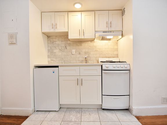 4th image of 301 Amsterdam Ave #1B