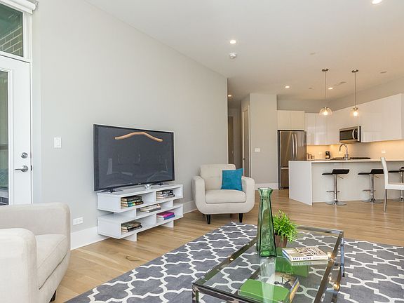 3rd image of 1652 W Adams St #209