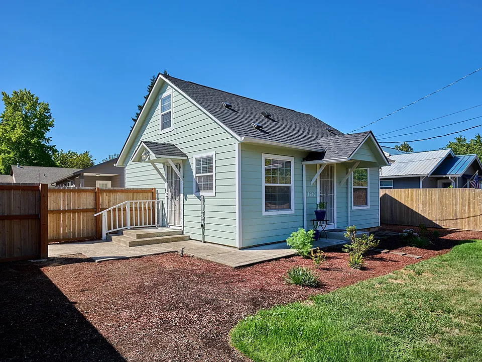 1212 Alder Dr NE