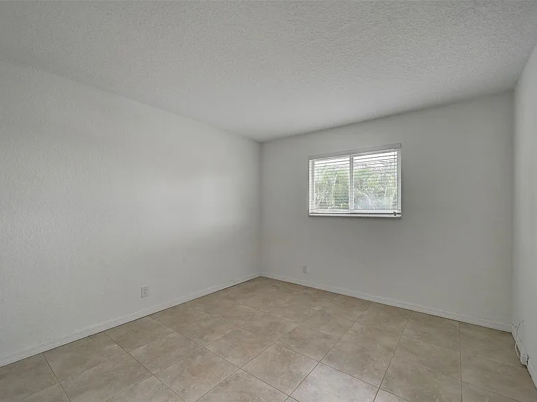 2020 NE 56th St #204 — Photo 17