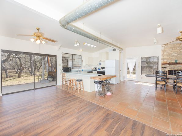 390 County Road 245, Hondo, TX 78861