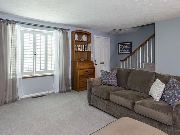 3rd image of 5904 Gloucester Ct