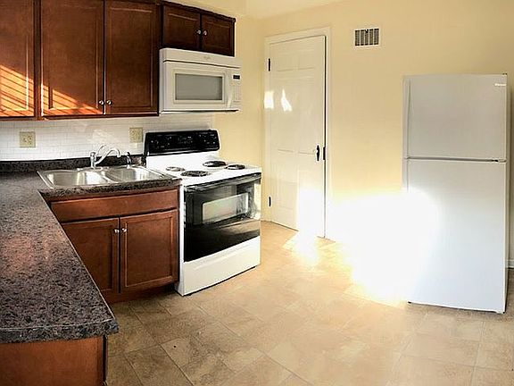 5th image of 2419 Delaine Ave