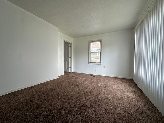 3rd image of 411 E Kankakee River Dr