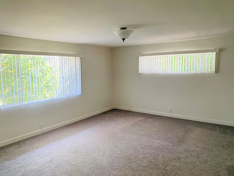 1021 Grove — Photo 15