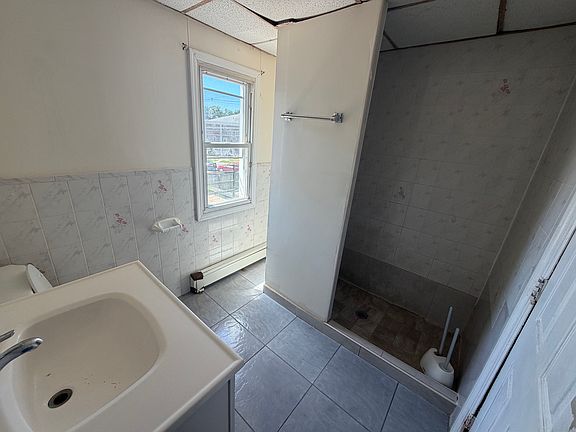 3rd image of 164 Orchard St Floor 2
