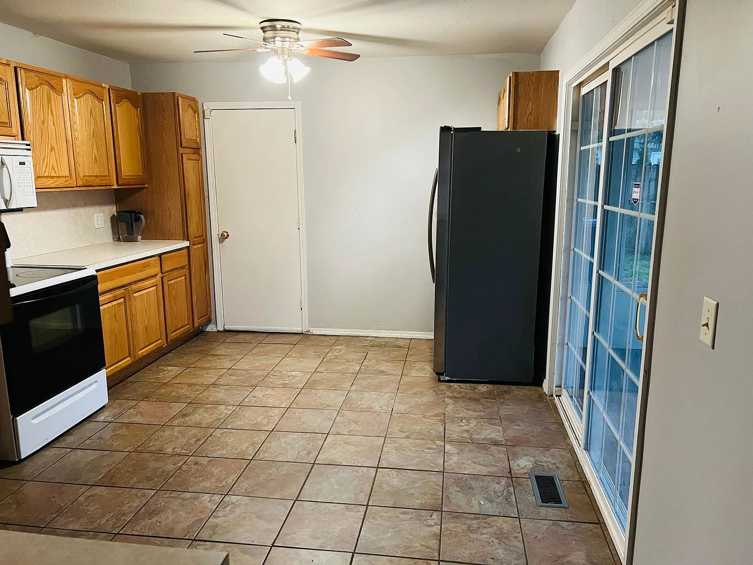 3 bed, 1000 sqft, $1,350 — Photo 2