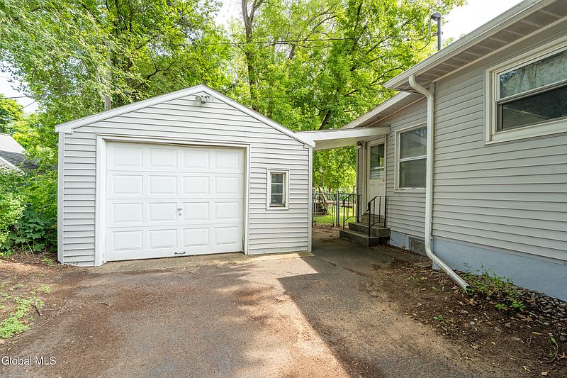 2nd image of 6 Huckleberry Lane