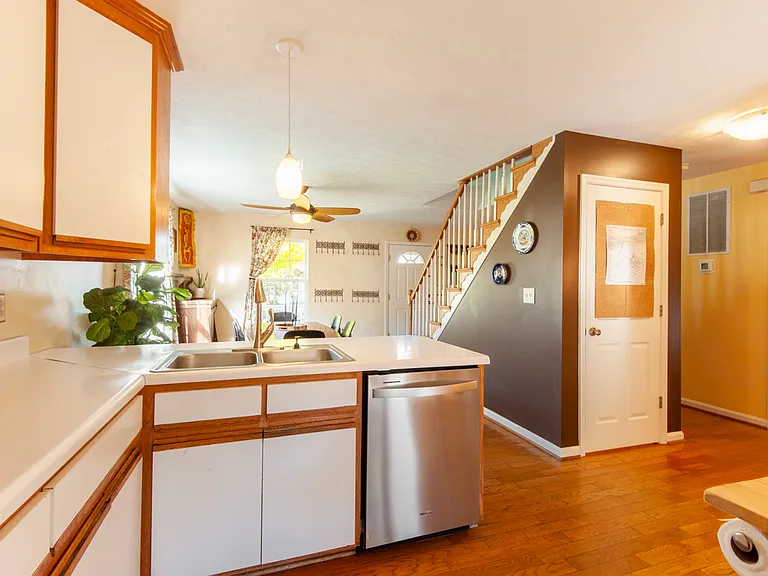 110 Chisholm Pl — Photo 9