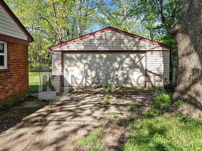 28203 Sutherland St — Photo 22