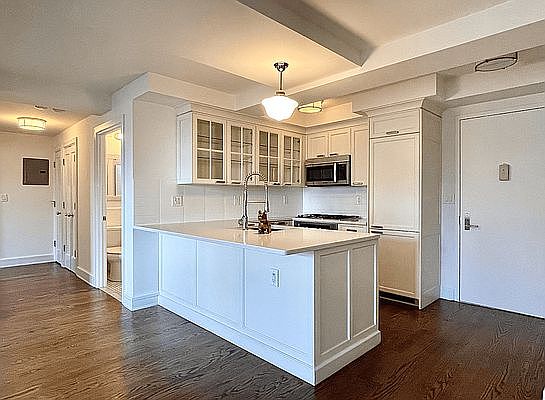 3rd image of 752 W End Ave APT 15C