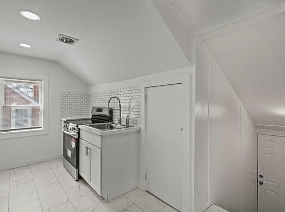 4th image of 321 Saint Louis St #4
