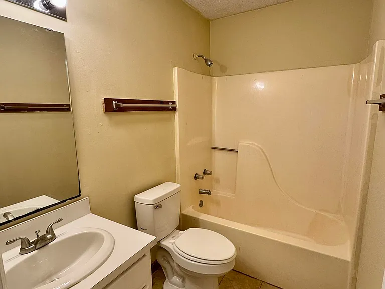 2107 E 3rd St #B — Photo 6