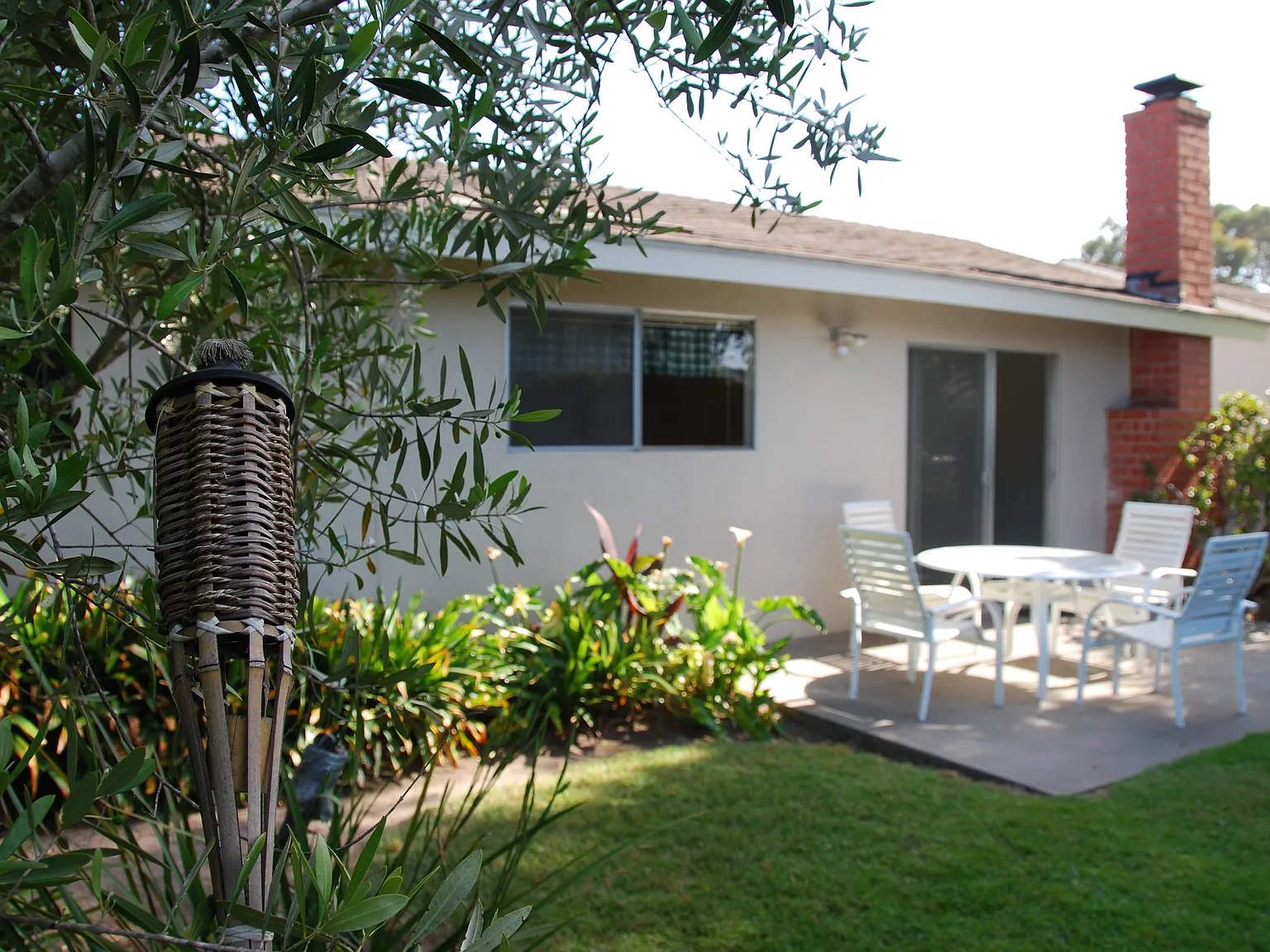 4 bed, 1200 sqft, $11,200 — Photo 1