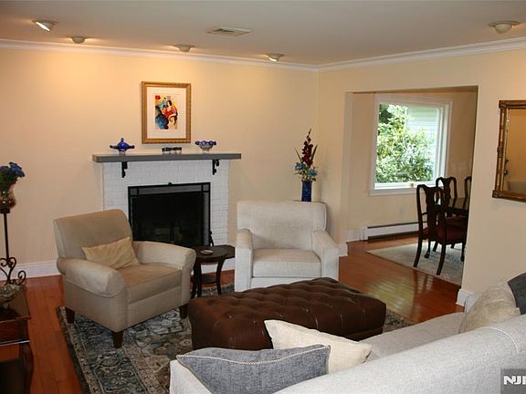 4th image of 452 Glendale Road
